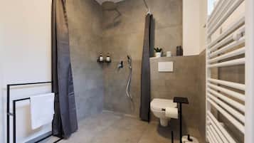 Kondo Deluks | Kamar mandi | Shower, pengering rambut, handuk, dan sabun