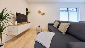 Smart TV 43 polegadas com canais digitais, Netflix, pisos aquecidos