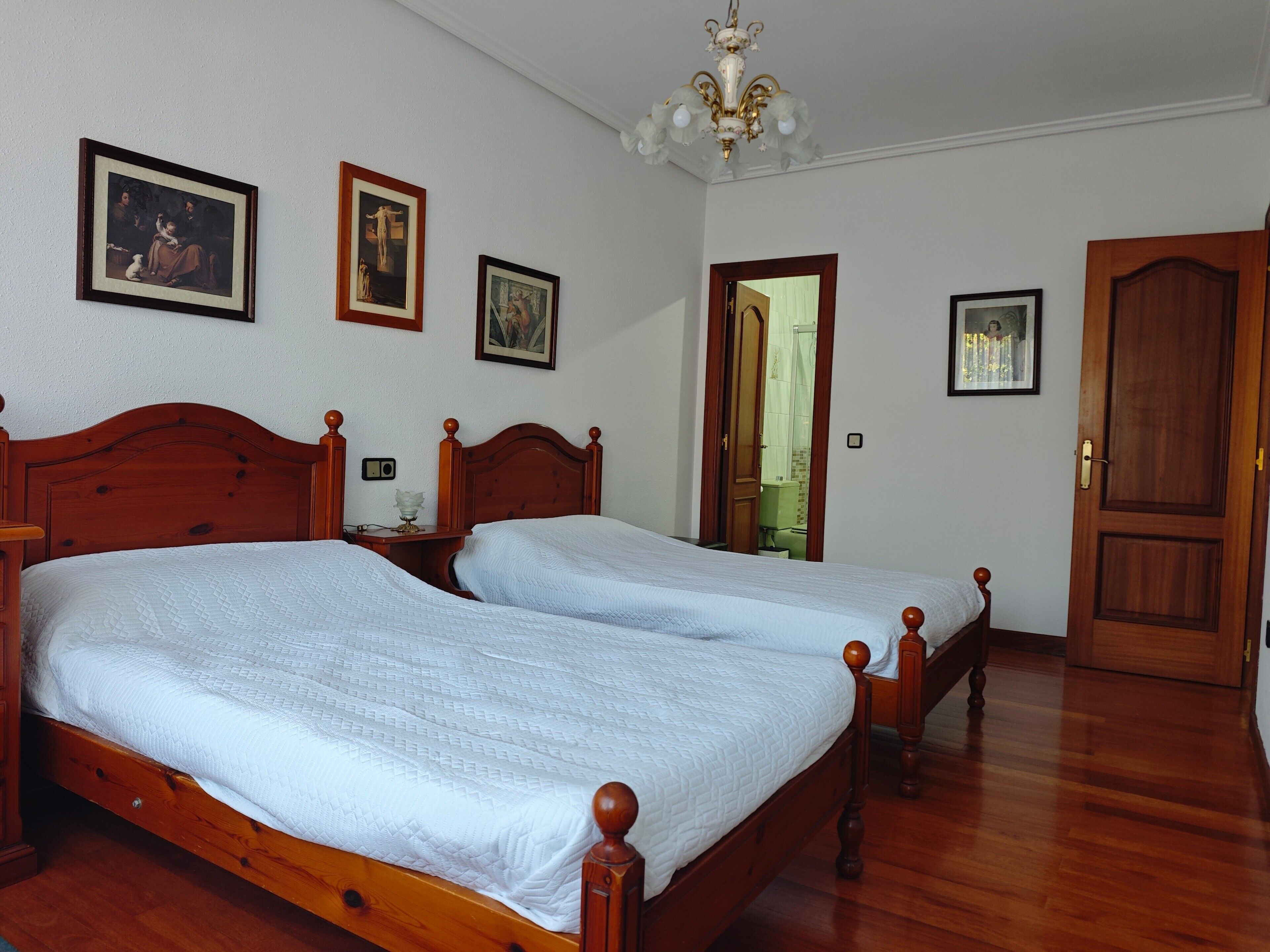 4 chambres, fer et planche à repasser, Wi-Fi, draps fournis