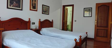 4 bedrooms, iron/ironing board, WiFi, bed sheets