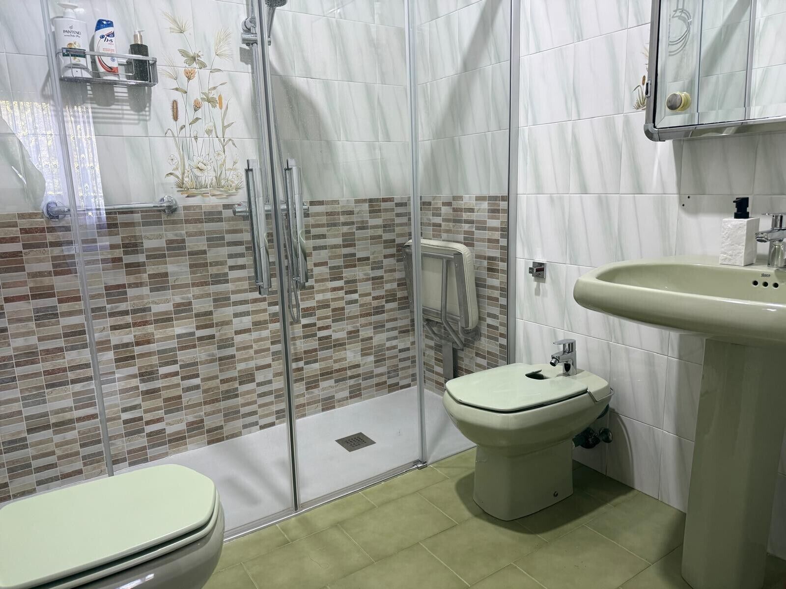 Een douche, een haardroger, handdoeken