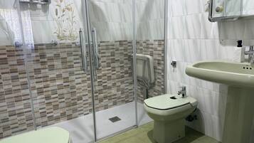 Een douche, een haardroger, handdoeken