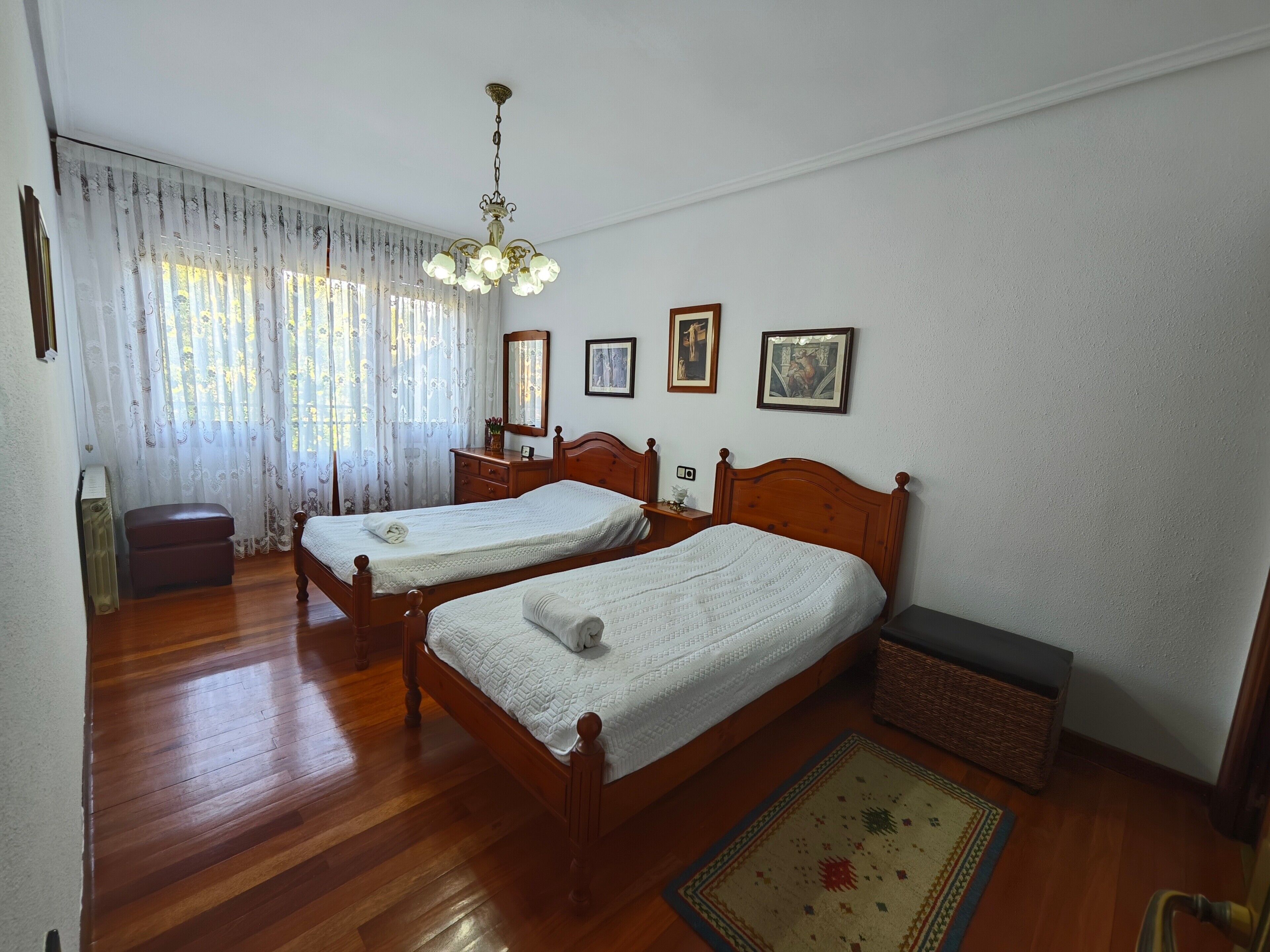 4 dormitorios, tabla de planchar con plancha, wifi y ropa de cama