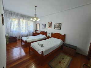 4 bedrooms, iron/ironing board, WiFi, bed sheets