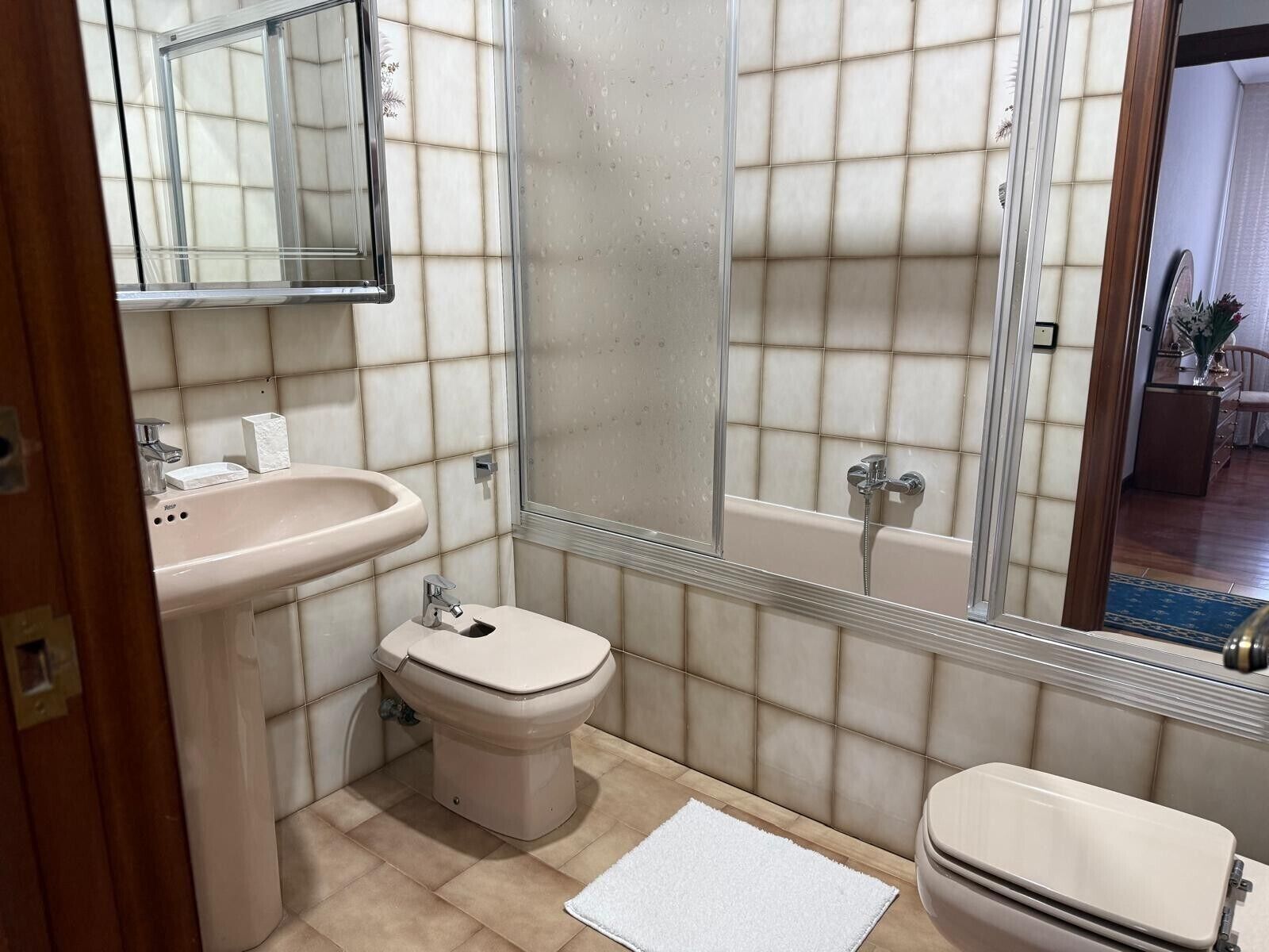 Ducha, secador de pelo y toallas