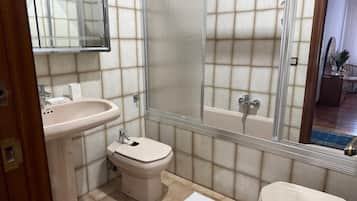 Ducha, secador de pelo y toallas