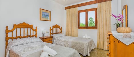 4 bedrooms, iron/ironing board, travel cot, free WiFi