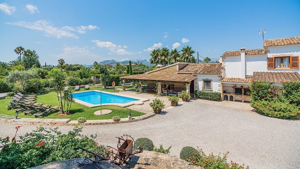 Une propriété résidentielle dotée d’une piscine, d’un patio couvert et offrant une vue sur les montagnes.