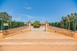 A gated entrance with a paved pathway leading to a building. - Peaceful Country Villa in Sa Pobla (Sa Pobla)