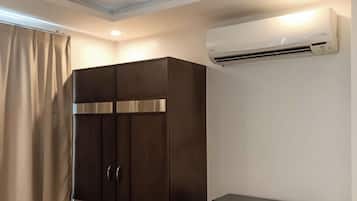 Junior Suite, 1 King Bed, Non Smoking, City View | Interior