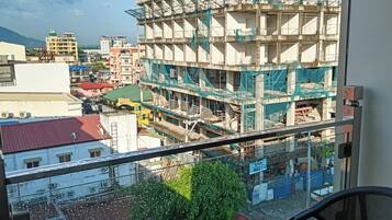 Junior-Suite, 1 King-Bett, Balkon, Stadtblick | Innenbereich