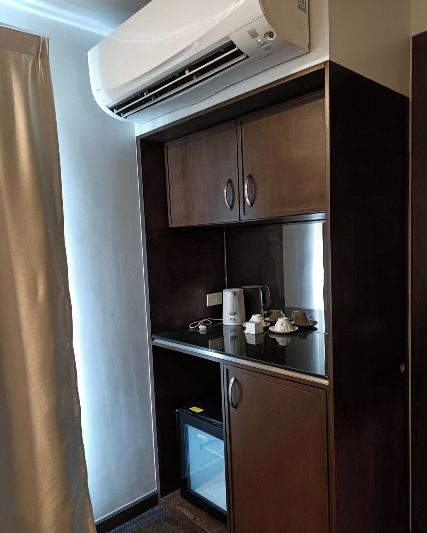 Suite, 1 King Bed, Non Smoking, City View | Interior