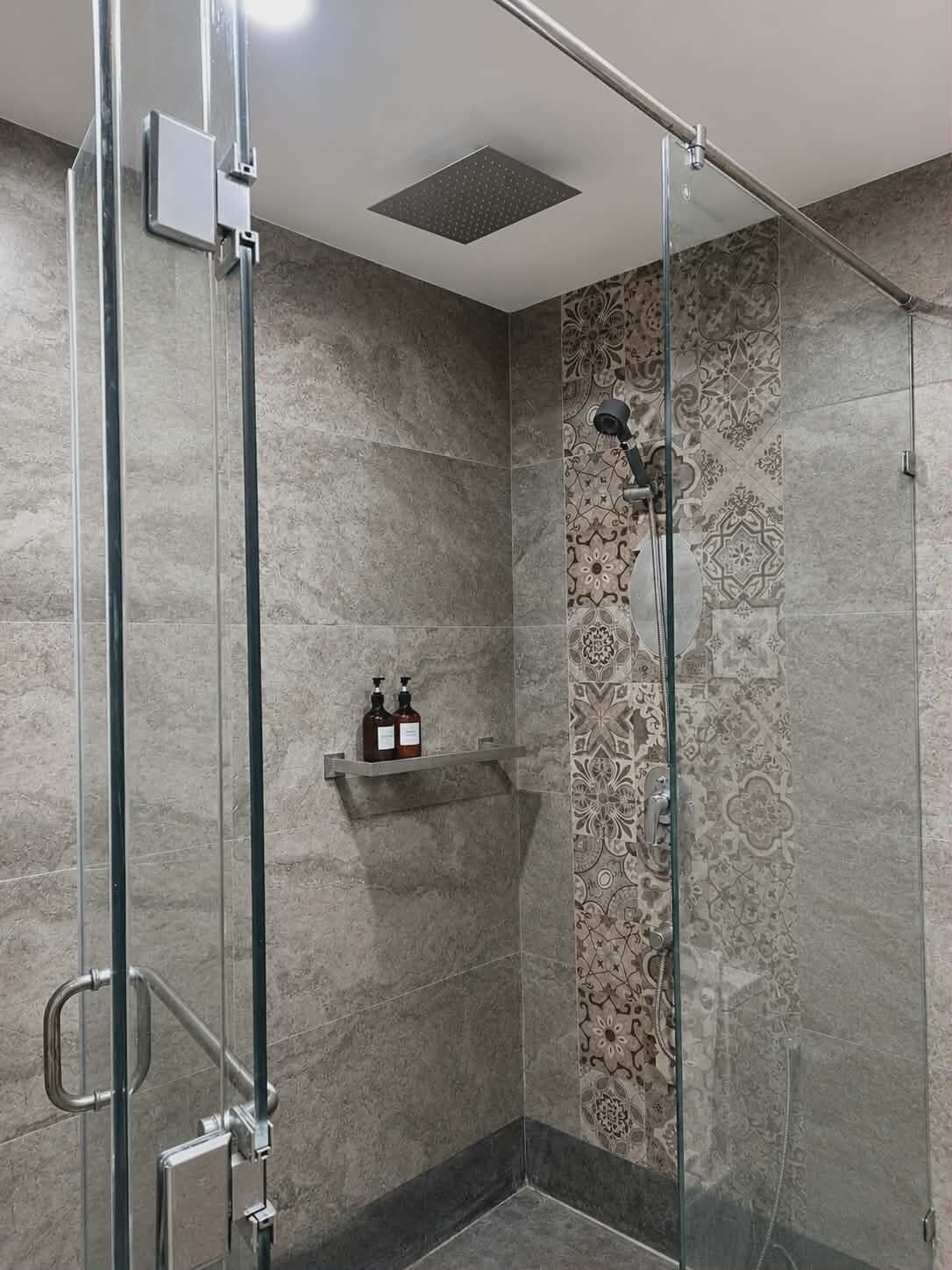 Suite, 1 cama de matrimonio grande, balcón, vistas a la ciudad | Baño | Ducha, secador de pelo, toallas y jabón