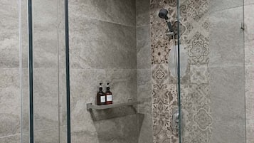 Suite, 1 cama de matrimonio grande, balcón, vistas a la ciudad | Baño | Ducha, secador de pelo, toallas y jabón