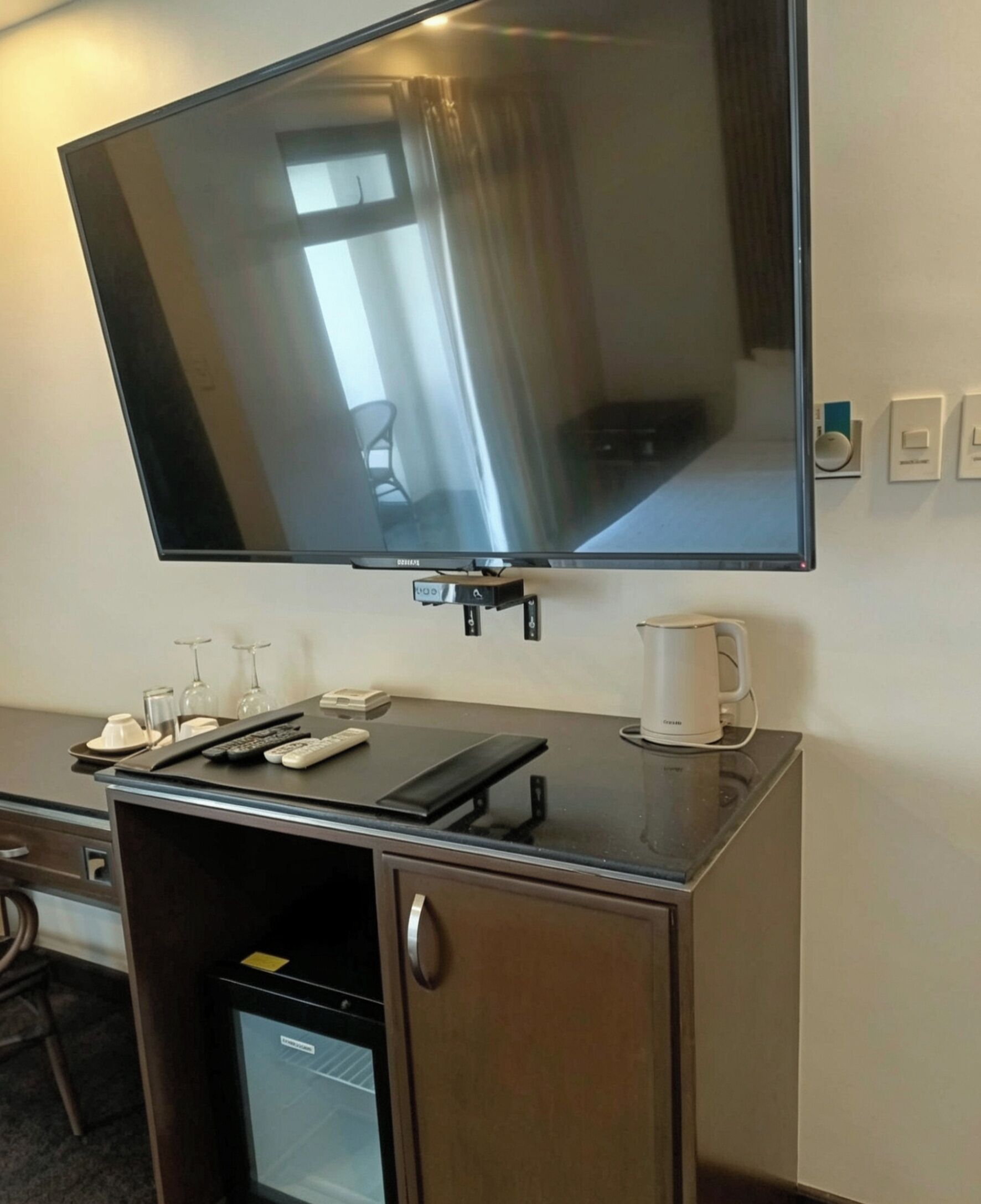 Junior Suite, 1 King Bed, Balcony, City View | Interior