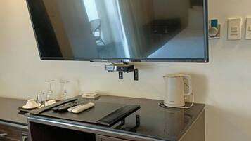 Junior Suite, 1 King Bed, Balcony, City View | Interior