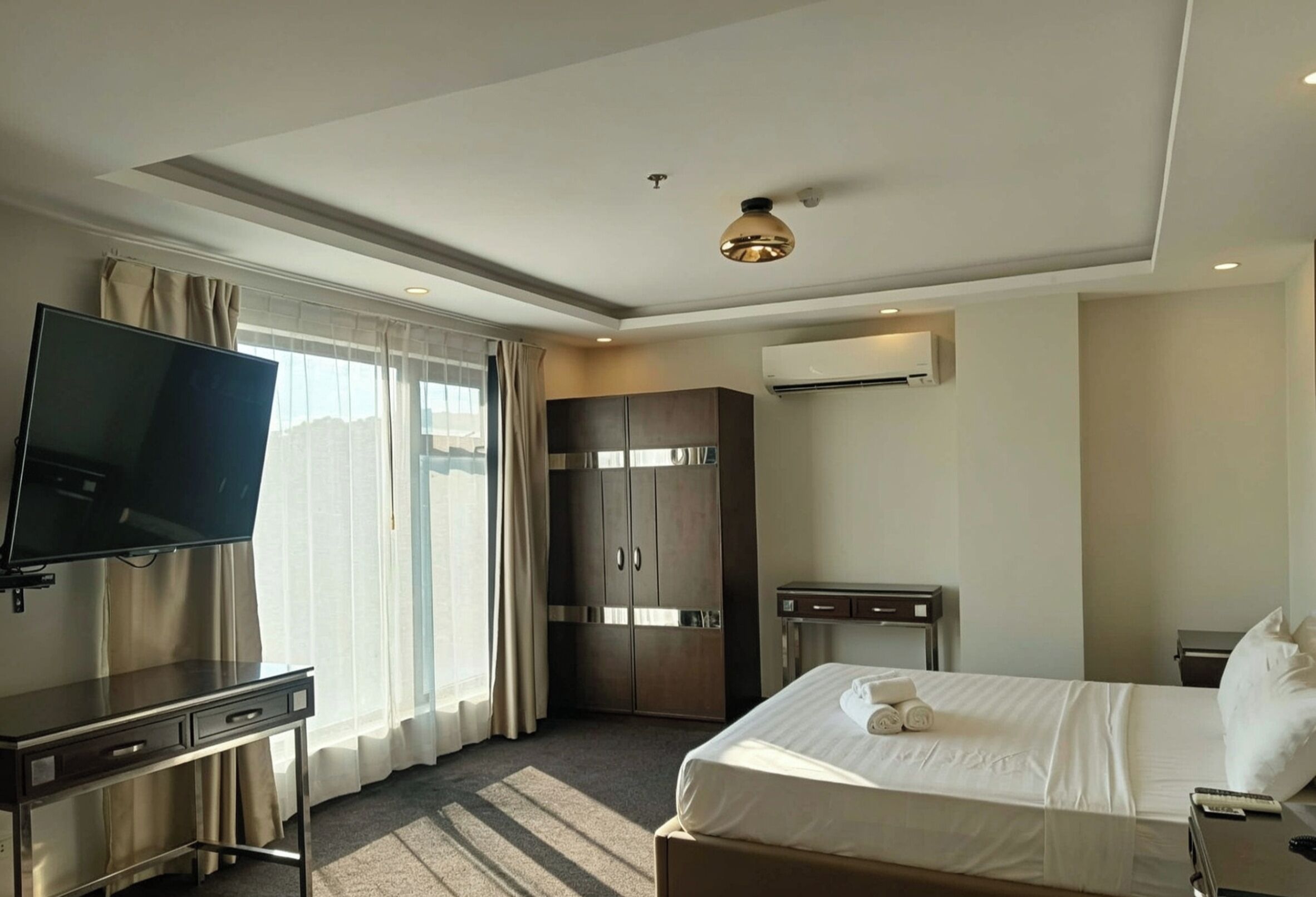 Junior Suite, 1 King Bed, Non Smoking, City View | In-room safe, desk, laptop workspace, free WiFi