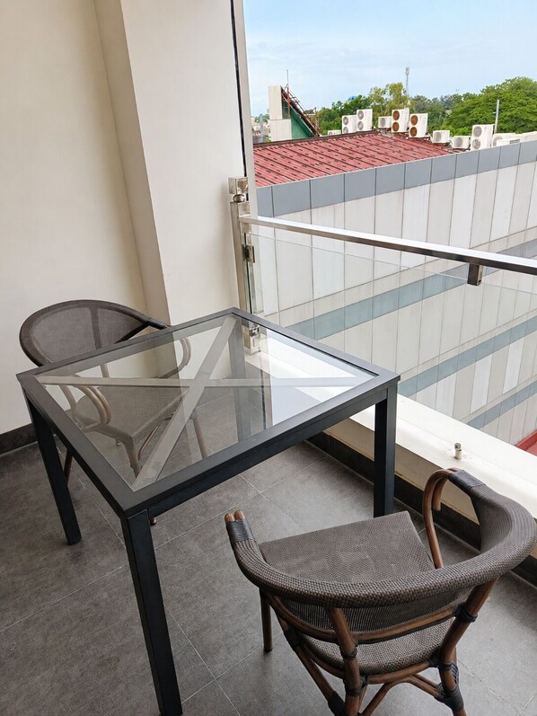 Suite, 1 King Bed, Balcony, City View | Outdoor dining - The Fields Palace Hotel Premier (Angeles)