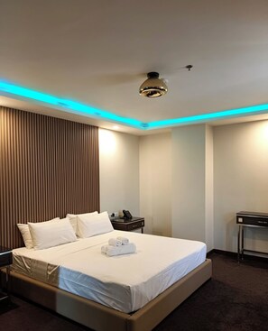 Suite, 1 King Bed, Non Smoking, City View | In-room safe, desk, laptop workspace, free WiFi - The Fields Palace Hotel Premier (Angeles)