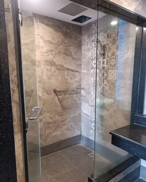 Junior Suite, 1 King Bed, Balcony, City View | Bathroom | Shower, hair dryer, towels, soap - The Fields Palace Hotel Premier (Angeles)