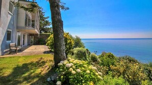 A two-story house with a balcony overlooking a body of water. - Lavish Sea-view Holiday Home in Seaton (Torpoint)