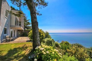 A two-story house with a balcony overlooking a body of water. - Lavish Sea-view Holiday Home in Seaton (Torpoint)