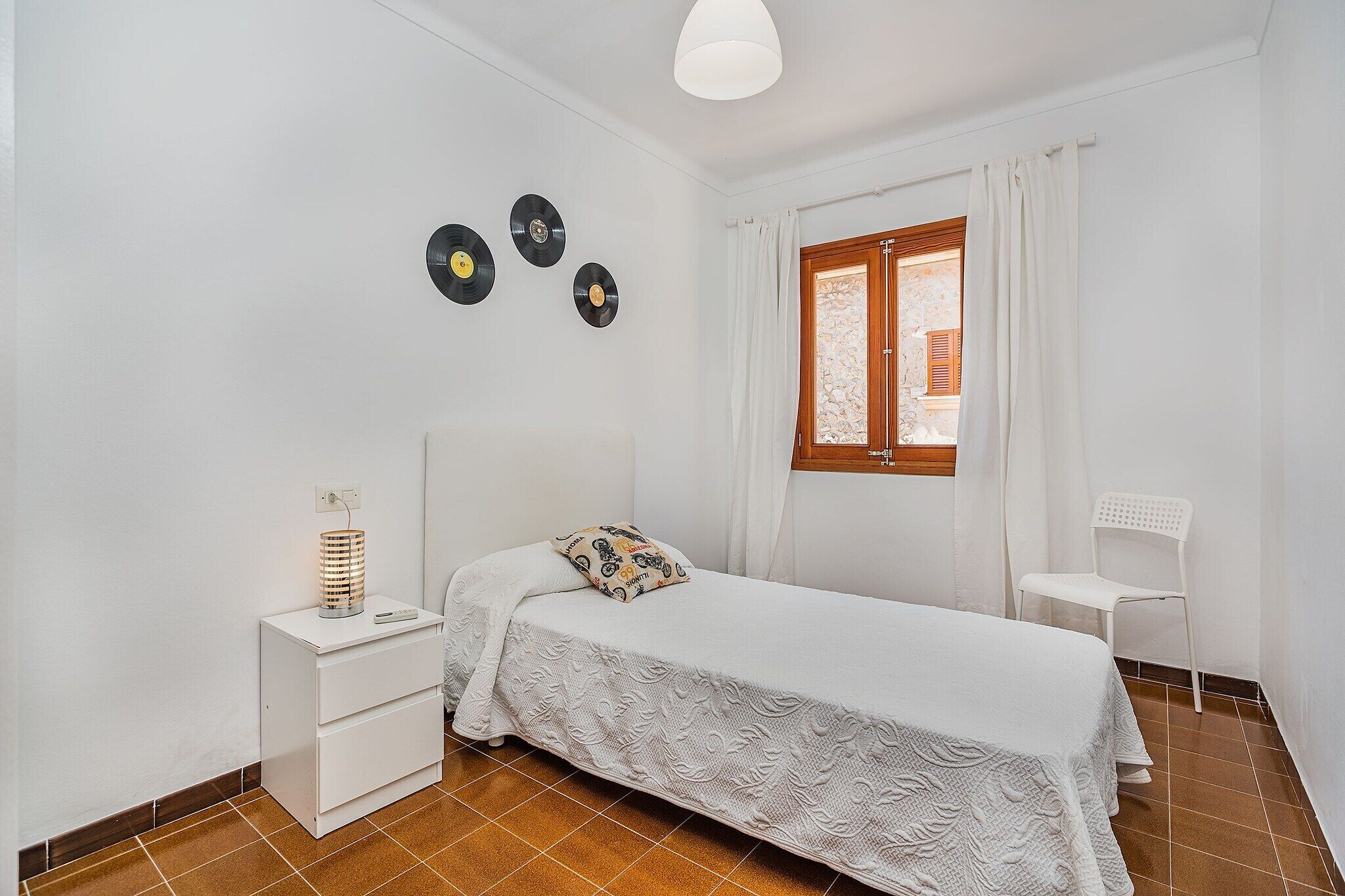4 bedrooms, iron/ironing board, free WiFi