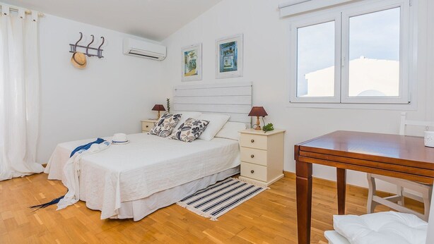 3 slaapkamers, een strijkplank/strijkijzer, reisbedje, gratis wifi