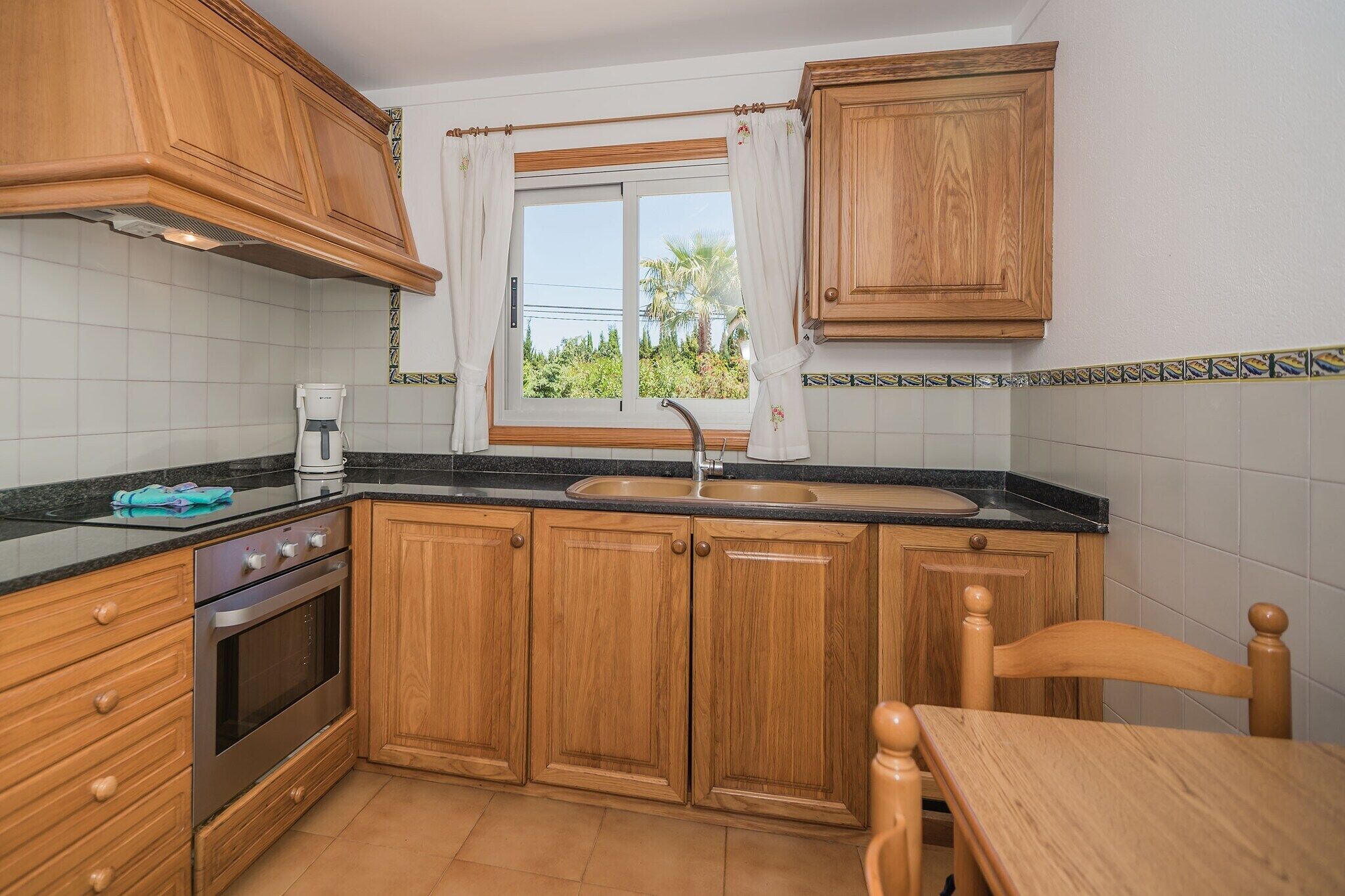 Wasserkocher mit Kaffee-/Teezubehör, Kühlschrank, Mikrowelle, Ofen
