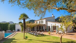 A villa with a swimming pool, outdoor seating, and a view of the mountains. - Villa near Pollença Town Centre (Pollensa / Pollença)