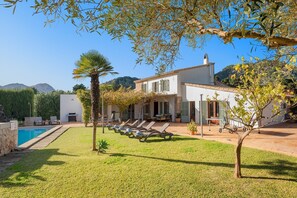 A villa with a swimming pool, outdoor seating, and a view of the mountains. - Villa near Pollença Town Centre (Pollensa / Pollença)