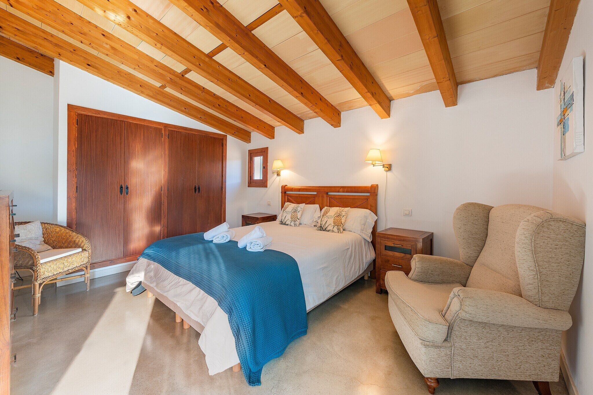 4 bedrooms, iron/ironing board, WiFi (free)