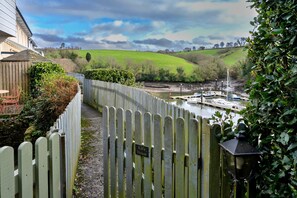 A pathway leading to a house with a sign reading 'Kit's House.' - Pleasant Cottage in Banks of the River Fowey (Fowey)