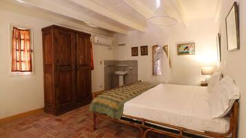 Chambre quadruple classique, vue sur la piscine | Bureau, accès au Wi-Fi (inclus)