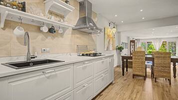 Coffee/tea maker, fridge, microwave, oven
