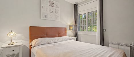 3 slaapkamers, een strijkplank/strijkijzer, wifi, beddengoed