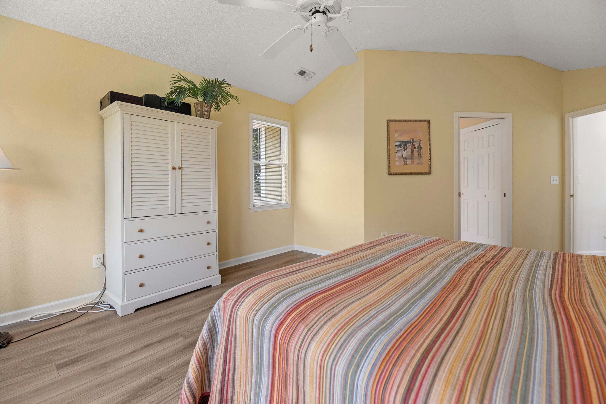 3 chambres, bureau, Wi-Fi, literie fournie