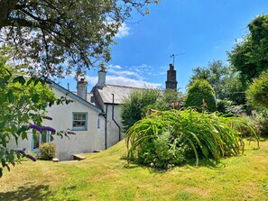 A house with a garden, a chimney, and a clear sky. - Coastal Stay Near Coast Path (Kingsbridge)