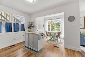 Dining - Yellow Submarine: Oceanfront | Hot Tub, Deck (Salvo)