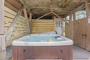 Outdoor spa tub - Yellow Submarine: Oceanfront | Hot Tub, Deck (Salvo)