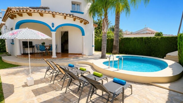 A poolside area with lounge chairs, a pool, and a patio with a table and chairs. - Villa Molins Tauro - Three Bedroom Villa, Sleeps 6 (Dénia)
