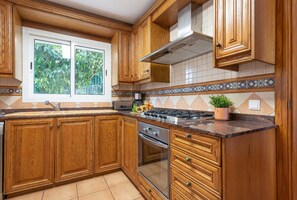 Wasserkocher mit Kaffee-/Teezubehör, Kühlschrank, Mikrowelle, Ofen