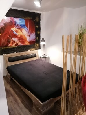 Room - 43-square-meter ground-floor apartment with a terrace and a relaxing garden with access to the river (Baden-Baden Lichtental)