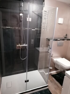Bathroom - 43-square-meter ground-floor apartment with a terrace and a relaxing garden with access to the river (Baden-Baden Lichtental)