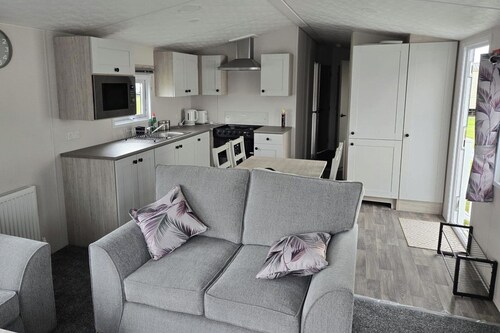 3 Bedroom Cabin Sleeps 6 - Shared Pool & Hot Tub