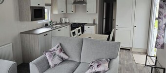 3 Bedroom Cabin Sleeps 6 - Shared Pool & Hot Tub