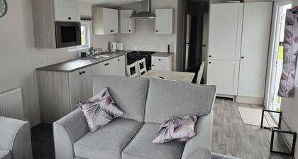 3 Bedroom Cabin Sleeps 6 - Shared Pool & Hot Tub