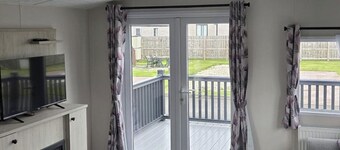 3 Bedroom Cabin Sleeps 6 - Shared Pool & Hot Tub