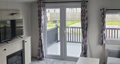 3 Bedroom Cabin Sleeps 6 - Shared Pool & Hot Tub