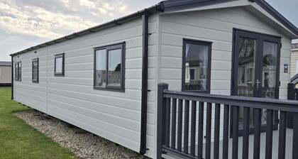 3 Bedroom Cabin Sleeps 6 - Shared Pool & Hot Tub